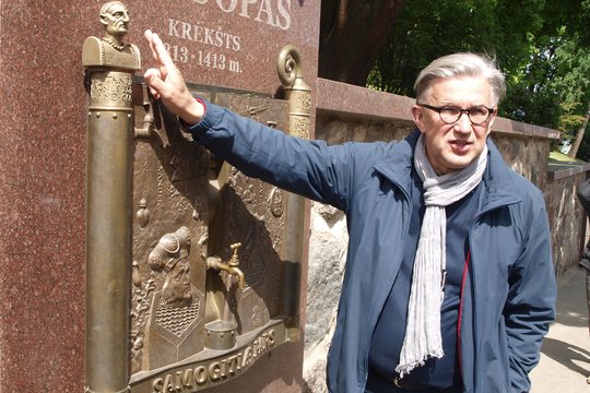 Žemaičių klastos – paminklas sūriui ir gaublys su Vilniaus sala