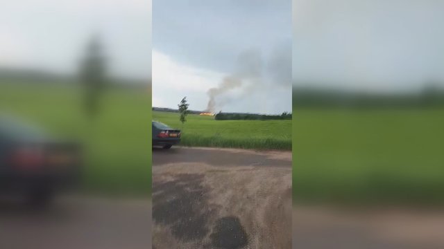 Vaizdai iš įvykio vietos: Rokiškio r. trenkęs žaibas sukėlė didelį gaisrą