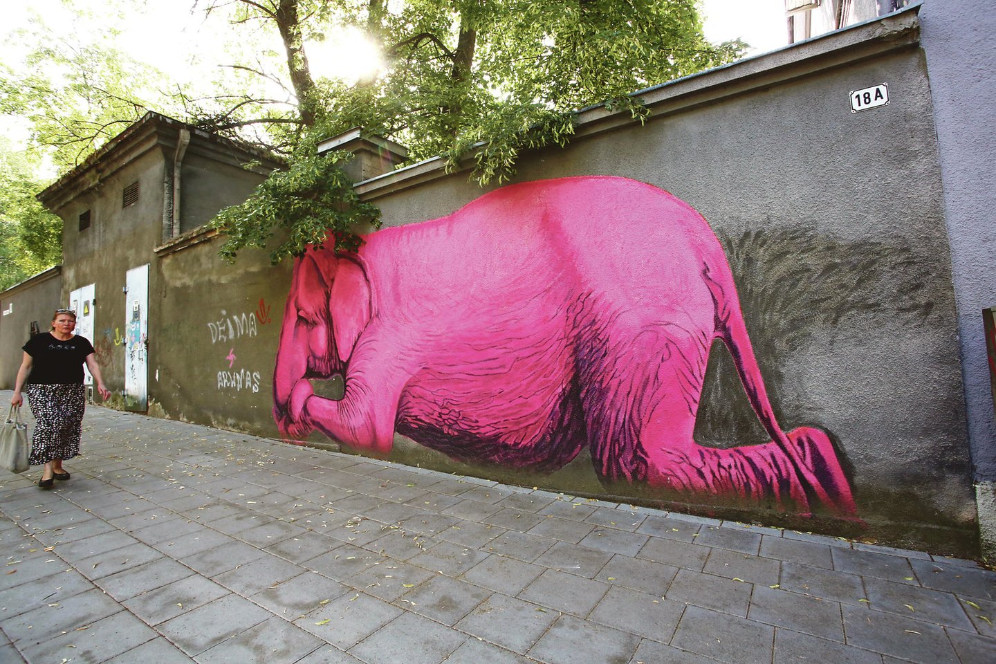 Kiemo galerijoje ant senų sandėlių stogo įkurdintas rožinis dramblys atrodo įspūdingai, nes yra 4 metrų aukščio.