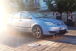 Užtvarų šunybės vairuotojams: pasimauna automobiliai