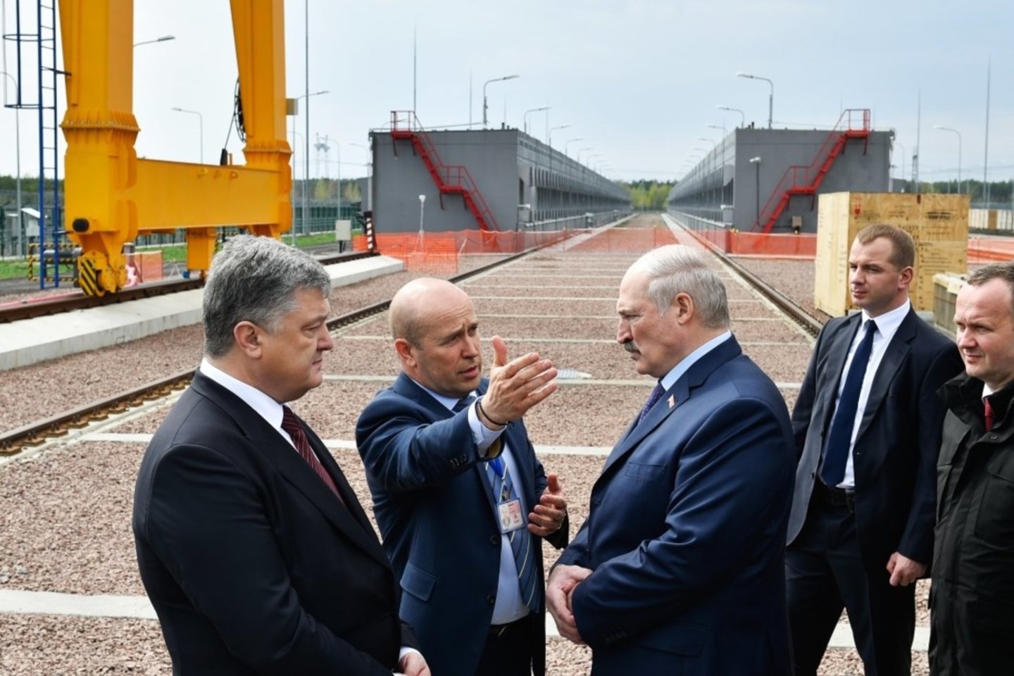  2017 metų balandžio 26 diena. Černobylio AE teritorijoje. Centre – dabartinis AE direktorius Igoris Gramotkinas. Kairėje – Ukrainos prezidentas Petro Porošenko, dešinėje – Baltarusijos prezidentas Aliaksandras Lukašenka. <br> RIA Novosti nuotr,