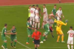 Ukrainos futbolo grimasos: degančios tribūnos Lucke ir bandymas užpulti teisėją 