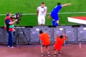 Italų futbolininkas N. Barella savo pyktį išliejo ant kamuolius padavinėjančio graikų berniuko