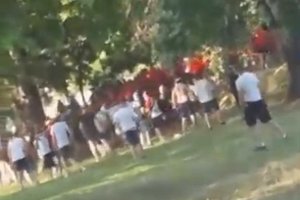 Šiaurės Makedonijos sostinėje sulaikyti keli šimtai siautėjusių Lenkijos futbolo rinktinės gerbėjų