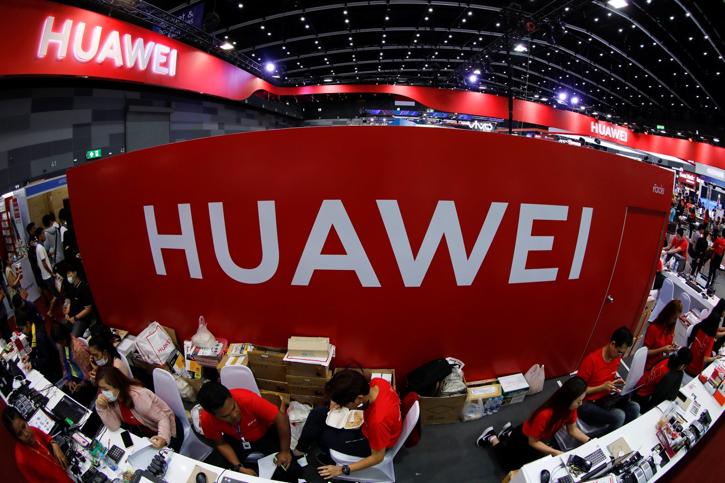 5G ryšys naudojamas įvairiausiose srityse. „Huawei“ į mokslinių tyrimų ir plėtros sritį investuoja 14 proc. įmonės pajamų. Šioje srityje dirba 45 proc. įmonės darbuotojų, technologija pristatoma ir žmonėms.<br>Reuters/Scanpix nuotr.