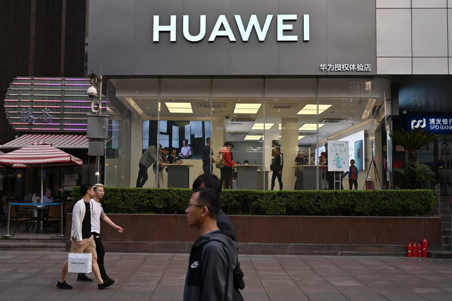 5G ryšys naudojamas įvairiausiose srityse. „Huawei“ į mokslinių tyrimų ir plėtros sritį investuoja 14 proc. įmonės pajamų. Šioje srityje dirba 45 proc. įmonės darbuotojų, technologija pristatoma ir žmonėms.<br>Scanpix nuotr.