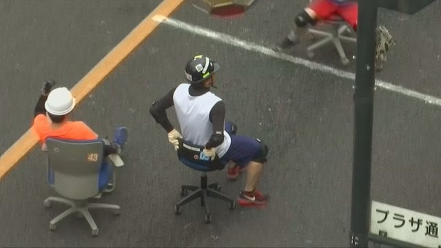 Japonijoje vyksta neeilinės varžybos: rengiamos kėdžių su ratukais lenktynės