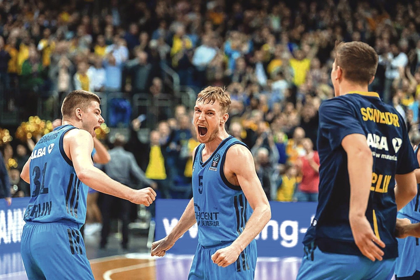 R.Giedraitis (kairėje) padėjo Berlyno ALBA komandai prasibrauti į finalą<br>„Albaberlin.de“ nuotr.