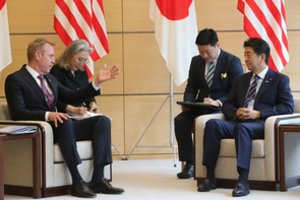 Japonijos premjeras tikisi per diplomatinį vizitą sumažinti įtampą tarp JAV ir Irano