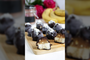 Lengvai pagaminamas skanėstas iš šaldytuvo: bananų kąsneliai su datulių karamele