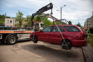 Sostinės kiemų valymas prasidėjo – išvežami seni griozdai