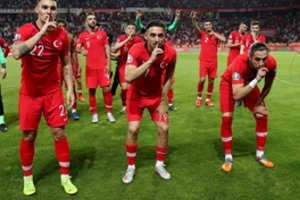 Turkija užsipuolė Islandiją dėl oro uoste futbolo rinktinei parodytos „nepagarbos“