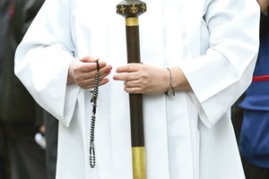 Lenkijoje hospitalizuotas peiliu užpultas katalikų kunigas