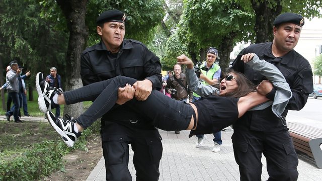 Rinkimus Kazachstane lydėjo masiniai protestai: sulaikyti net užsienio žurnalistai