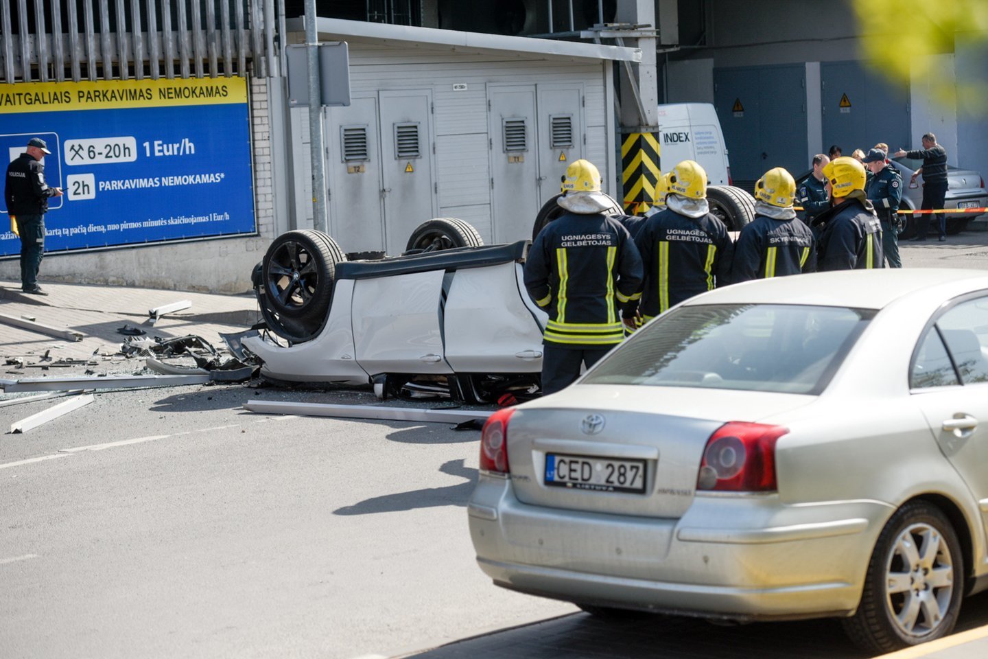  Iš daugiaaukštės aikštelės 5 aukšto iškritusio BMW X6 vairuotojai skirta 5 eurų bauda.<br> D.Umbraso nuotr.