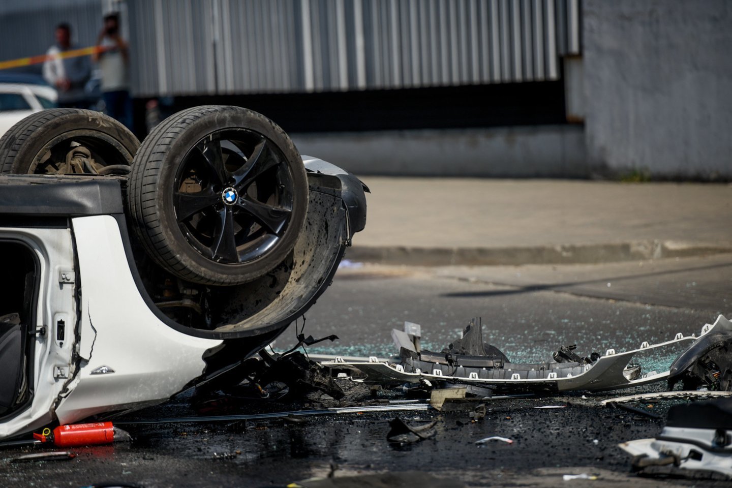  Iš daugiaaukštės aikštelės 5 aukšto iškritusio BMW X6 vairuotojai skirta 5 eurų bauda.<br> D.Umbraso nuotr.