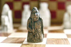 Paslaptimis apaugusi šachmatų figūra keliaus į aukcioną