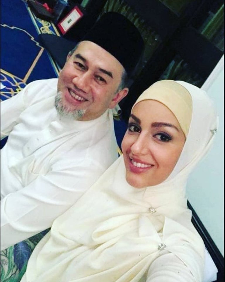 Tituluota Rusijos gražuolė Oksana Vojevodina (25 m.) ir Malaizijos karaliaus sosto dėl meilės gražuolei atsisakęs Muhammadas V (49 m.) negali atsidžiaugti – jiems gimė pirmagimis.<br>Instagramo nuotr.