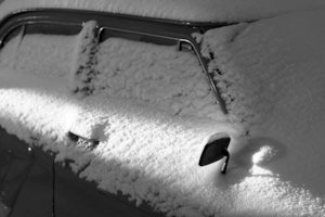 Neįtikėtina, bet tiesa: vyras sniege įkalintame automobilyje išgyveno du mėnesius