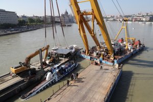 Vengrijoje iš Dunojaus iškeliant nuskendusį laivą rasti keli turistų kūnai