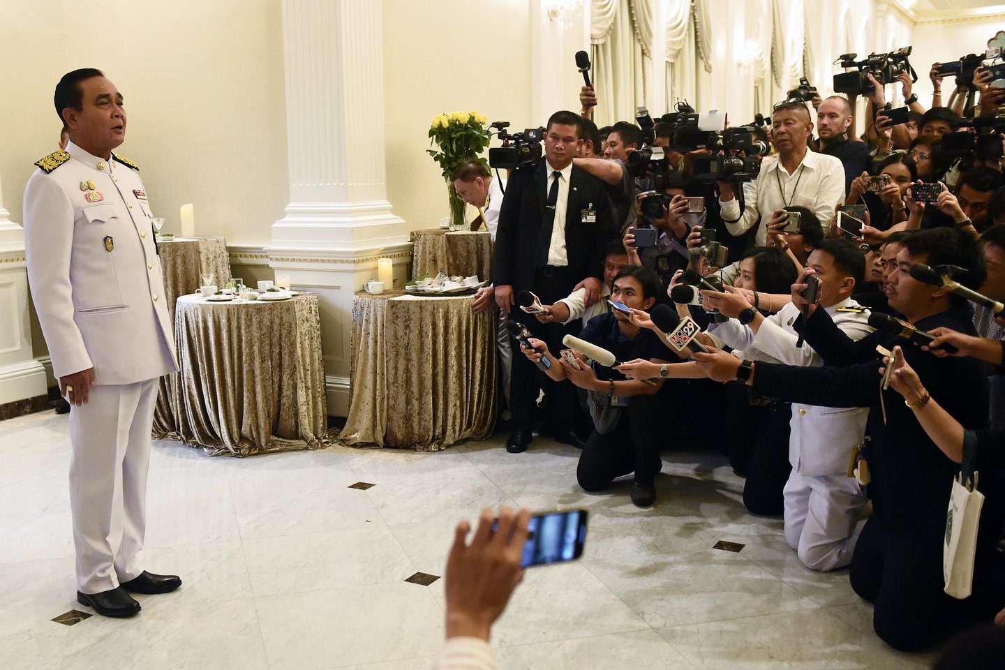 Prayuthas Chan-ocha užima premjero postą nuo tada, kai per jo vadovautą karinį perversmą 2014-aisiais buvo nušalinta išrinkta vyriausybė.