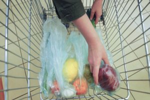 Seime – siekis iš rinkos išguiti aerobiškai skaidžius plastikinius pirkinių maišelius