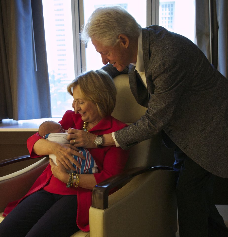 Billas ir Hillary Clintonai tiesiog dievina savo vienintelę anūkę Charlotte.<br>Scanpix nuotr.