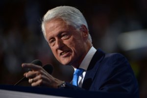 Kosovas apdovanojo buvusį JAV prezidentą B. Clintoną Laisvės ordinu