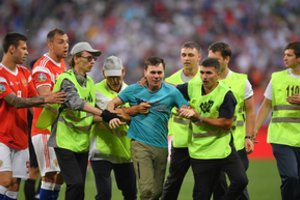 Tik Rusijoje – išbėgusiam į aikštę aistruoliui skirta 15 parų arešto kameroje