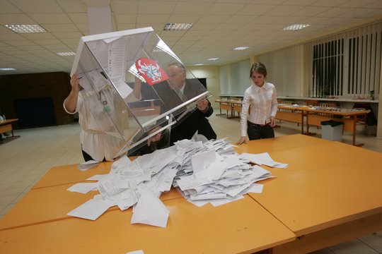 Rinkimų rezultatams suvesti naudojami asmeniniai komisijos narių kompiuteriai 