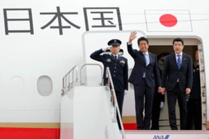 Japonijos premjeras atvyksta į Teheraną mažinti įtampos tarp JAV ir Irano