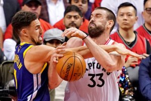 Grubi teisėjų klaida: pražiopsotas „švilpukas“ galėjo lemti „Raptors“ triumfą NBA