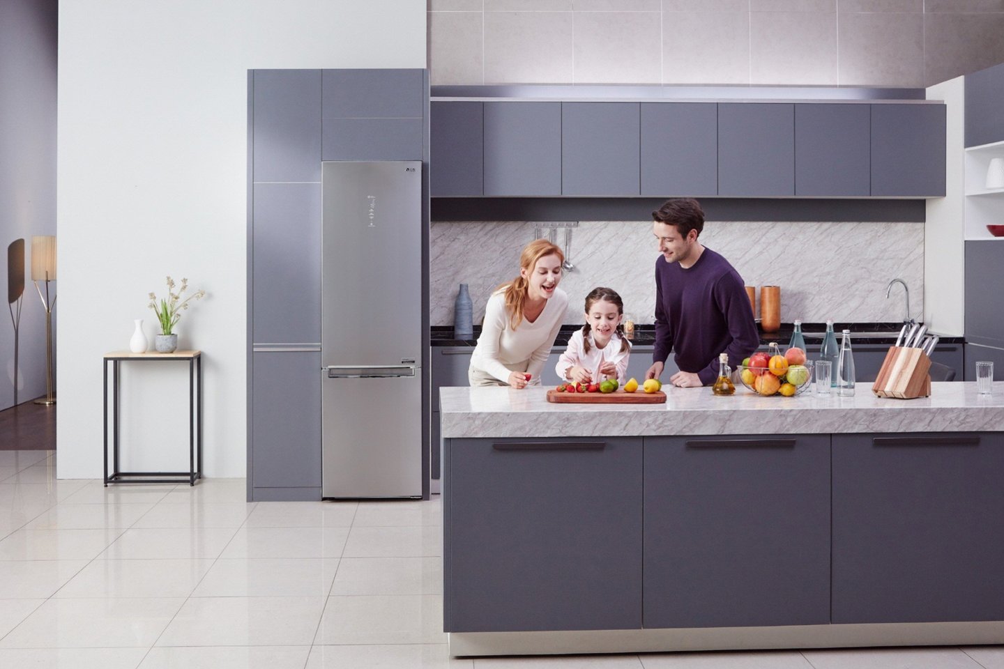  Naujausios serijos šaldytuvai sukurti pagal minimalistinio dizaino principus, akcentuojant jų funkcionalumą – numatant, kad juos būtų galima patalpinti įvairių dydžių ir stilių namuose.<br>LG nuotr. 