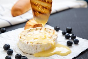 Šefė pamokė, kaip ant grotelių išsikepti sūrį, kad būtų tikras vaišių karalius