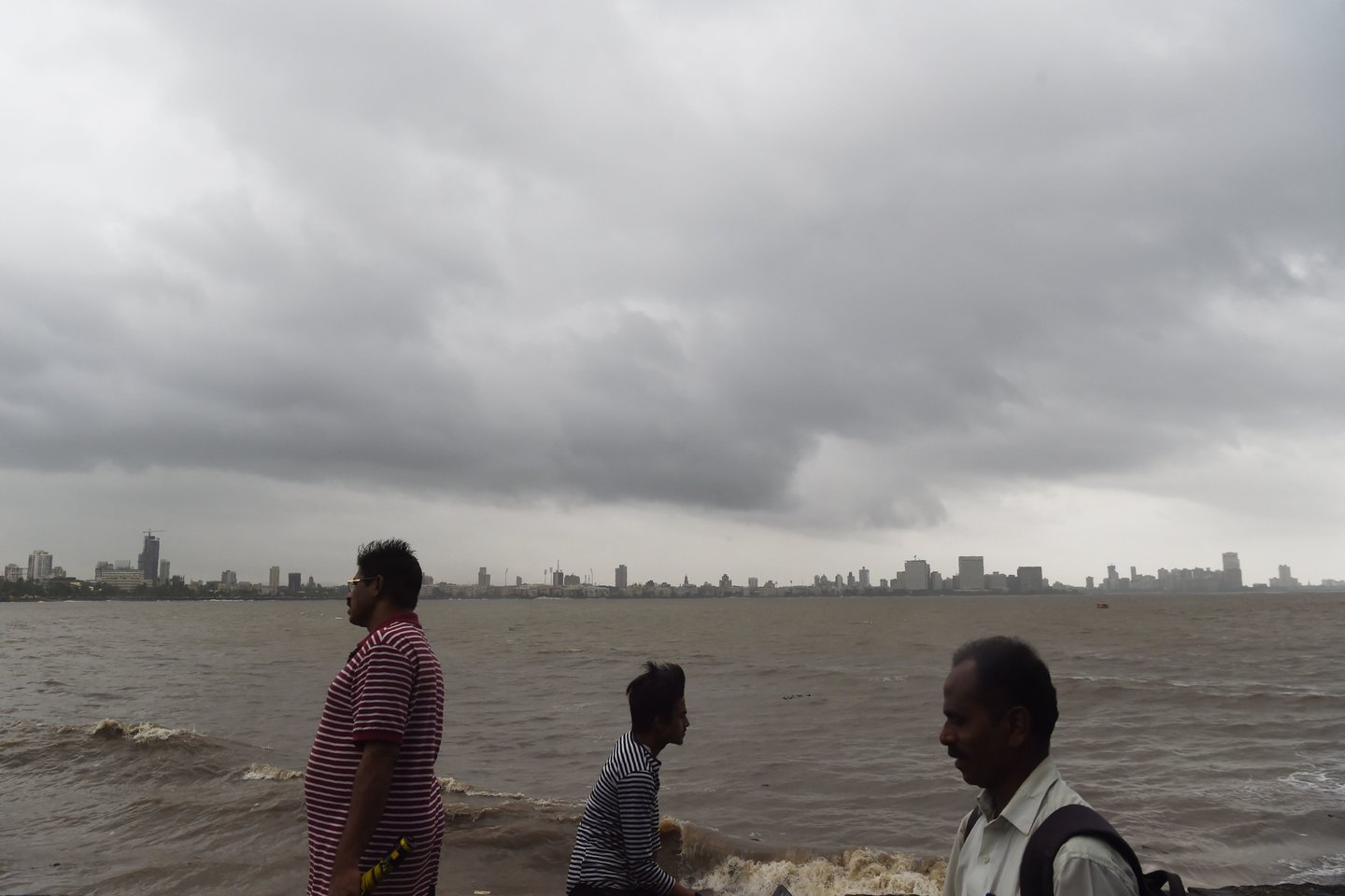  Indijos pareigūnai trečiadienį ruošėsi pasitikti galingą cikloną „Vayu“, stiprėjantį virš Arabijos jūros ir artėjantį prie šalies vakarinės Gudžarato valstijos.<br> AFP/Scanpix nuotr.