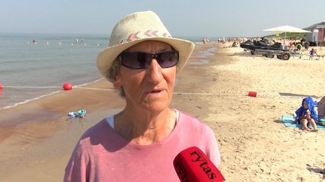 Paplūdimyje sutikta 93-ejų moteris: pušyne pasimatuoji spaudimą — ir prie jūros