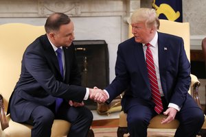 D. Trumpas: JAV ketina dislokuoti Lenkijoje dar 2 000 karių