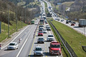 Perspėja: nuo karščio Lietuvoje „tirpsta“ keliai – sumažinkite greitį