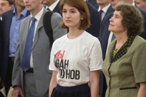 Žurnalistės akibrokštas V. Putinui: po marškiniais slėpė protesto šūkį