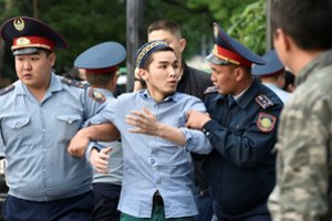 Kazachstane už dalyvavimą protestuose dėl rinkimų nubausti beveik tūkstantis žmonių