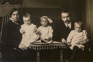 Ministro pirmininko sūnus Jonas Dovydaitis šeimą iš tremties traukė ir savo romanais