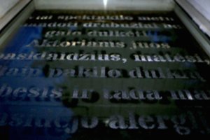 Į teatro festivalį intriguojamai kviečia buvusios mokyklos lange užfiksuotos  istorijos