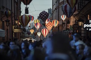 Naktinėtojai sutemusiame mieste ieškos meno