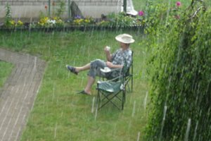 Po rekordinio karščio žemaitis nufilmavo originalų būdą atsigaivinti