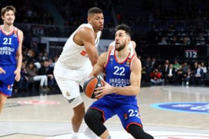 „Anadolu Efes“ dantimis įsikabino į Turkijos čempionų titulą