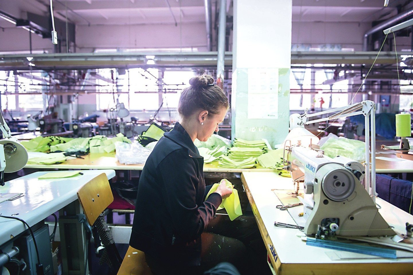 Siuvimo įmonės įdarbina užsieniečius.<br>J.Stacevičiaus asociatyvi nuotr.