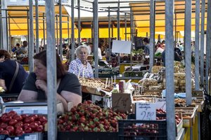 Karščiai turgaus prekeiviams – nė motais: siūlo „labai gerą“ varškę  