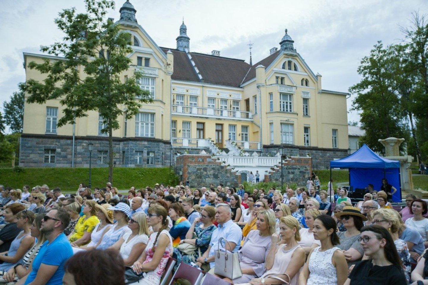  XVI tarptautinis Chaimo Frenkelio vilos vasaros festivalis prasidėjo Kauno šokio teatro „Aura“ spektakliu „Norėčiau būt paparčio žiedu“. <br> E.Tamošiūno nuotr.