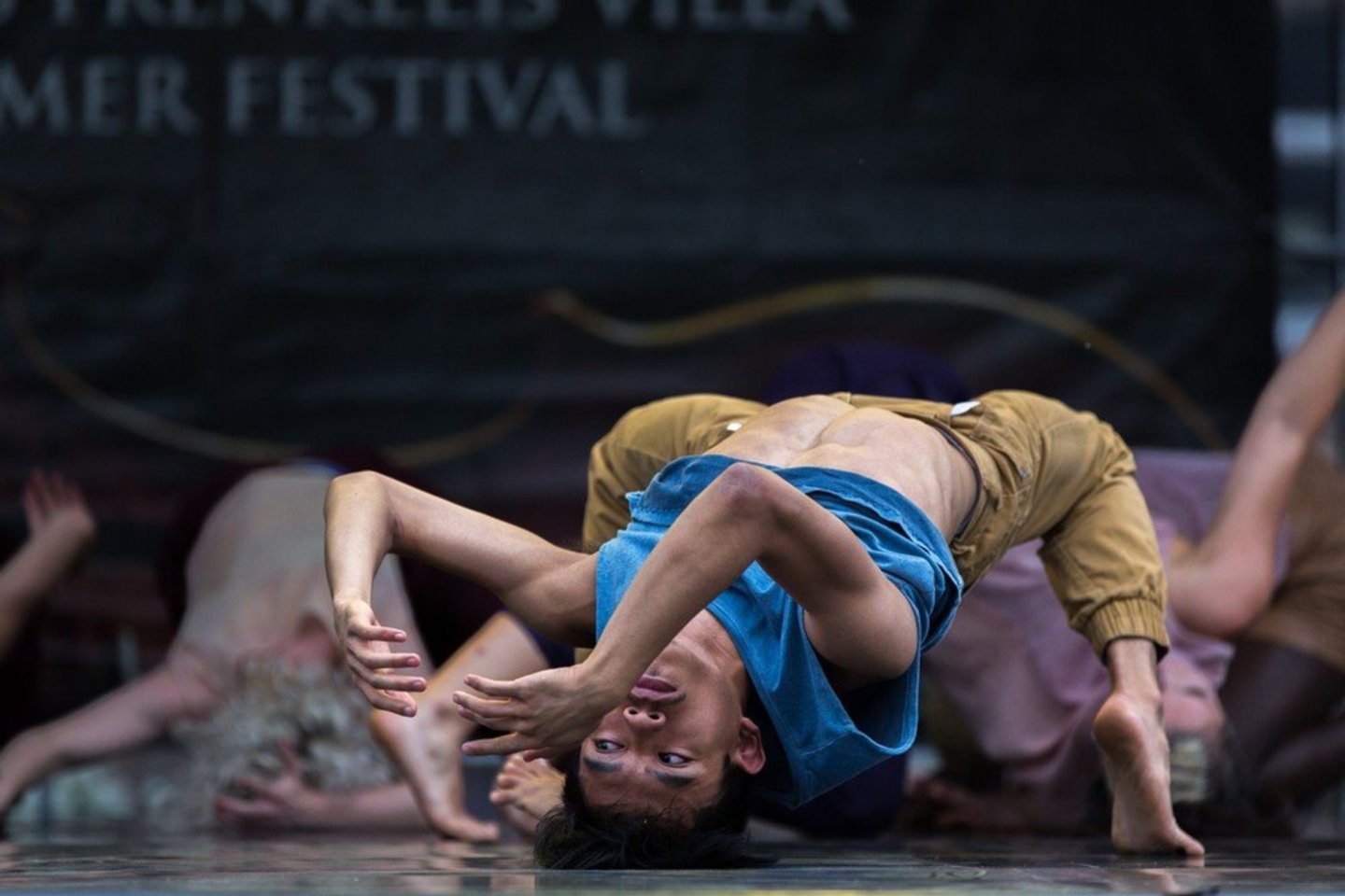  XVI tarptautinis Chaimo Frenkelio vilos vasaros festivalis prasidėjo Kauno šokio teatro „Aura“ spektakliu „Norėčiau būt paparčio žiedu“. <br> E.Tamošiūno nuotr.