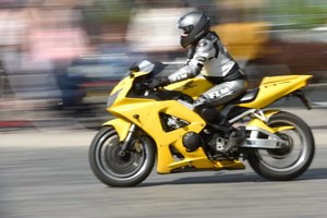 Saugus motociklo vairavimas nepriklauso nuo vairuotojo pažymėjimo turėjimo